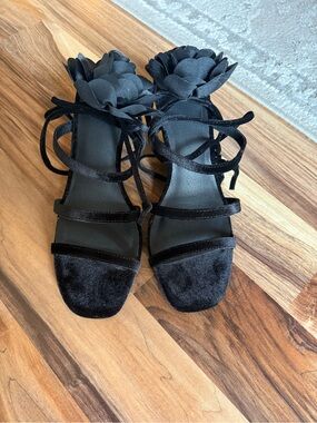 UO Women's Black Velvet Strapped Heeled Sandals - Removable Ties & Flowers - 9